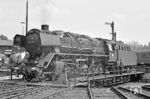 044 420 (ex 44 1420) vom Bw Gelsenkirchen-Bismarck traf im Rahmen einer Probefahrt des AW Braunschweig in Helmstedt ein. Nach Abschluss der L0-Bedarfsausbesserung kehrte sie am nächsten Tag zurück in ihre Ruhrgebietsheimat. Mit Zugang am 05.11.1964 war sie damals die erste 44er, die in Bismarck beheimatet war. (08.05.1972) <i>Foto: Wolfgang Bügel</i>