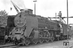 Die Ostbahnhofer 01er bespannten im Winterfahrplan 1971/72 planmäßig die Schnellzüge D 109/110 zwischen Berlin und Helmstedt. Im Bw Helmstedt nimmt 01 2118 Wasser, um sich auf die Rückfahrt mit D 109 nach Berlin vorzubereiten.  (08.05.1972) <i>Foto: Wolfgang Bügel</i>