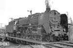 02 2118 wird im Bw Helmstedt gedreht. Um 15.42 Uhr wird es mit dem D 109 zurück nach Berlin gehen. Zwischenzeitlich können die fertig restaurierte Lok und das Lokpersonal eine Stunde Pause genießen. (08.05.1972) <i>Foto: Wolfgang Bügel</i>
