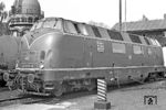 Die Hannoveraner 220 075 an der Dieseltankanlage im Bw Helmstedt. (08.05.1972) <i>Foto: Wolfgang Bügel</i>