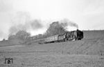 Für den D 109 gab es keine große Auswahl an Fotostellen, denn bereits zwei Kilometer hinter dem Bahnhof Helmstedt beendete die Grenze zur DDR jede weitere Möglichkeit. Auch führte eine Wanderung an der Strecke gen Osten meist zur Alarmierung des bundesdeutschen Grenzschutzes, der sofort irgendwelche Aktionen an der Grenze vermutete. So wurde man gewöhnlich freundlich aber bestimmt aufgefordert, den unmittelbaren Grenzbereich wieder zu verlassen. Auf dem Damm nahe des Bauernhofs am Magdeburger Tor und der Bundesstraße 1 konnte man noch ungestört den D 109 mit 01 2118 erwarten. Allerdings war es eine Fotostelle, die mehr für den Hörgenuss als für ein gutes Foto geeignet war. (08.05.1972) <i>Foto: Wolfgang Bügel</i>