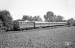 In den Pfingstferien 1972 stand ein Besuch im Bw Wanne-Eickel auf dem Programm. Da seit 1968 ein gutes Dutzend Loks der Baureihe 191 in Oberhausen Osterfeld Süd stationiert waren und vermeintlich Zugleistungen bis Witten (Ruhr) bespannten, wurde auf dem Weg dorthin zunächst an der Strecke bei Bochum-Langendreer auf einen Zug mit einer Altbau-E-Lok gewartet. Zunächst erschien 110 160 (Bw Dortmund Bbf) mit dem E 1996 (Hagen - Oberhausen). Vier Tage später wurde die Lok nach Frankfurt/M umstationiert. (23.05.1972) <i>Foto: Wolfgang Bügel</i>