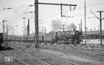 In Wanne-Eickel waren stets auch zahlreiche Maschinen der Baureihe 44 vom Bw Gelsenkirchen-Bismarck anzutreffen. So war die mit einem Kokszug in den Rangierbahnhof einfahrende 044 322 (ex 44 1322) keine Überraschung. (23.05.1972) <i>Foto: Wolfgang Bügel</i>