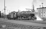 Nach dem "Wasser-Fauxpas" waren beim Zurücksetzen der 044 216 vor den Schuppen im Bw Wanne-Eickel die Überlauf-Spuren am Tender noch gut zu erkennen. (23.05.1972) <i>Foto: Wolfgang Bügel</i>