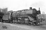 Fotogerecht stand die Schürzen 044 192 (ex 44 1192) vor dem Schuppen im Bw Wanne-Eickel. Die bei Krupp in Essen hergestellte Lok wurde am 25.06.1942 beim Bw Bestwig in Dienst gestellt. Bis 1968 hatte sie die BD Wuppertal nie verlassen und wechselte erst zum Ende ihrer Dienstzeit zum Bw Gelsenkirchen-Bismarck. (23.05.1972) <i>Foto: Wolfgang Bügel</i>
