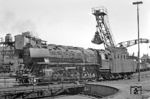 Über die Drehscheibe geht es für 044 216 im Bw Wanne-Eickel zum nahen Rangierbahnhof. (23.05.1972) <i>Foto: Wolfgang Bügel</i>