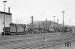 Am Nachmittag füllte sich das Bw Wanne-Eickel allmählich mit den hier stationierten 50ern. Dazu gehörten u.a. 053 073, 052 535 und 052 869. Wie bekannt war, sollte das Bw Wanne-Eickel auch noch zwei preußische T 16¹ besitzen. Da keine dieser Lok hier angetroffen wurde, ging es noch zum Rangierbahnhof. (23.05.1972) <i>Foto: Wolfgang Bügel</i>