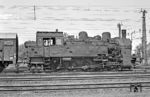 Der einstmals recht beachtliche Bestand an Loks der Baureihe 94 beim Bw Wanne-Eickel war Anfang 1972 auf nur zwei Loks zusammengeschrumpft: Die vorletzte Lok 094 138 (ex 94 1138) war jedoch schon im April 1972 ausgemustert worden und so befand sich nur noch 094 697 (94 1697) im aktiven Einsatz. Mitten im riesigen Rangierbahnhof Wanne-Eickel war es nicht so einfach, die letzte preußische T 16¹ vor die Fotolinse zu bekommen. (23.05.1972) <i>Foto: Wolfgang Bügel</i>