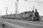 094 697 wartet mit einigen Güterwagen im Rangierbahnhof Wanne-Eickel, um sie über den Ablaufberg zu drücken. (23.05.1972) <i>Foto: Wolfgang Bügel</i>