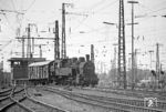 094 697 bei der Fahrt über den Ablaufberg in Wanne-Eickel Rbf. Das Gleisgewirr und der anhaltende Betrieb von allen Seiten animierte dazu, besser nicht über die Gleise zu laufen, sondern lieber das 135 mm-Tele einzusetzen. (23.05.1972) <i>Foto: Wolfgang Bügel</i>