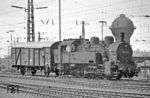 Und schließlich noch eine Tele-Nahaufnahme der 094 697 im Rangierbahnhof Wanne-Eickel mit dem markanten Wasserturm des Bw. (23.05.1972) <i>Foto: Wolfgang Bügel</i>