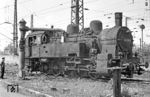 Dann gab es eine kurze Rangierpause, weil 094 697 ihre Wasservorräte in Wanne-Eickel Rbf auffüllen musste. (23.05.1972) <i>Foto: Wolfgang Bügel</i>