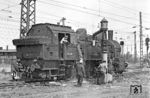 Auch bei 094 697 gab es wieder ein leichtes Wasserüberlaufen in Wanne-Eickel Rbf. Es sollte das Abschiedsfoto der Lok werden, obwohl sie noch ein Jahr in Betrieb war. Nach einer Gesamtlaufleistung von ca. 1.200.000 km wurde sie am 15.08.1973 abgestellt und stand nach der Ausmusterung jahrelang in der AWst Oldenburg abgestellt. Heute befindet sich die Lok im Bayerischen Eisenbahnmuseum in Nördlingen. (23.05.1972) <i>Foto: Wolfgang Bügel</i>