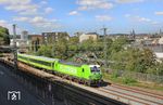 14 Tage lang wurde im August/September 2026 wegen der Vollsperrung zwischen Köln und Düsseldorf ein Zugpaar der Flix-Linie 30 (Köln - Berlin) über die Wupperstrecke umgeleitet, mit Halt in Solingen (zum S-Bahn-Anschluss von und nach Düsseldorf). Selten war es aber so schwierig die Umleiterzüge aufzunehmen: Nur einmal schien die Sonne, mehrfach war das Fotografieren wegen sintflutartiger Regenfälle und Verspätungen bis zu 5 Stunden unmöglich. Eine der wenigen Sonnenbilder war dieser FLX 1325 mit 193 437 in Wuppertal-Elberfeld. (24.08.2026) <i>Foto: Wolfgang Bügel</i>