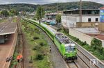 193 443 mit FLX 1325 nach Berlin in Wuppertal-Steinbeck. Die DB-Mitarbeiter stehen im gesperrten Gleis. Nach der fünfmonatigen Sperrung während der großen "Generalsanierung" wurde vom 21. August bis Anfang September 2026 nochmals die S-Bahn-Strecke Düsseldorf – Wuppertal – Hagen gesperrt. Wieder kam es zu Teilausfällen und der Einrichtung von Ersatzverkehr mit Bussen. Die Wuppertaler haben es mittlerweile satt und sind von dieser Bahn nur noch genervt. (04.09.2026) <i>Foto: Wolfgang Bügel</i>