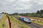 Etwas überraschend tauchte bei Morsum die "Projektbahn" mit der nagelneuen NorthRail 188 113 vor dem Meßzug DbZ 94581 aus Hamburg auf. Im gemächlichen Tempo von max. 60 km/h im Dieselmodus ging es nach Westerland (Sylt). Zuvor legte das Lokpersonal im großen Bogen des Hindenburgdamms noch einen privaten Fotohalt ein, sodass einige nachfolgende Züge "verbogen" wurden. (23.08.2026) <i>Foto: Joachim Bügel</i>