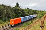Der Messzug DbZ 94581 der "Projektbahn" mit NorthRail 188 113 kurz vor Morsum. Was hinter der Fahrt steckte, ist allerdings nicht ganz klar. Gerüchteweise war es eine Abnahme(Probe-)fahrt für einen möglichen Containerverkehr nach Sylt. Die Containerwagen waren mit Scharfenbergkupplung ausgerüstet, die Container offensichtlich mit Gewichten beladen. (23.08.2026) <i>Foto: Joachim Bügel</i>