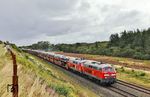 Glücklicherweise konnte man das unerwartete Rangiermanöver auf der Straße noch ausblenden, als 218 832 und 218 385 mit AS 1422 vorbeifuhren. (23.08.2026) <i>Foto: Joachim Bügel</i>
