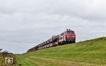 Ohne die Unterstützung der defekt gewordenen 218 832 musste 218 385 allein den AS 1436 nach Westerland (Sylt) über den Hindenburgdamm ziehen. Die Geräuschkulisse war entsprechend. (23.08.2026) <i>Foto: Joachim Bügel</i>