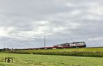 Das schwarz-weiße 218-Pärchen 218 341 und 218 497 mit AS 1445 nach Niebüll vor dem Sender Morsum auf dem beginnenden Hindenburgdamm. (23.08.2026) <i>Foto: Joachim Bügel</i>