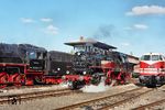 86 1333 der Eisenbahnbau- und Betriebsgesellschaft Pressnitztalbahn Jöhstadt (PRESS), eingerahmt von 50 3616 (Verein Sächsischer Eisenbahnfreunde Schwarzenberg/Erzgebirge) und 118 141 (Sächsisches Eisenbahnmuseum Chemnitz-Hilbersdorf) beim 33. Heizhausfest in Chemnitz-Hilbersdorf. (23.08.2026) <i>Foto: Andreas Höfig</i>