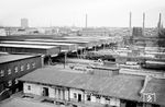 Blick vom Uhrenturm des Düsseldorfer Hauptbahnhofs auf eine dort einfahrende P 8. Das Bild zeigt die Bahnsteighallen des 1936 entstandenen Neubaus der Reichsbahndirektion Wuppertal. Die letzten Kriegsschäden waren erst ein Jahr zuvor beseitigt worden. Mitte der 1980er Jahre wurden die Hallendächer abgerissen und es entstand eine geschlossene Bahnsteighalle, deren vier Schiffe nicht wie üblich parallel, sondern quer über die Gleise und Bahnsteige verlaufen. Das Stahlwerk im Hintergrund ist auch seit Ende der 1970er Jahre Geschichte. Der Abriss ermöglichte eine Öffnung des Hauptbahnhofs zum Stadtteil Oberbilk hin und zu einem neu gebauten Bürokomplex am Bertha-von-Suttner-Platz. (05.1960) <i>Foto: Ernst Winter</i>