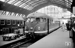 VT 08 509 vom Bw Frankfurt-Griesheim ist als F 14 "Dompfeil" aus Hannover in Köln Hbf angekommen. In Köln bestand Anschluss an den F 21/22 "Rheinpfeil". (05.1960) <i>Foto: Ernst Winter</i>