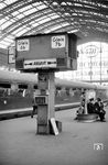 VT 08 509 als F 14 "Dompfeil" aus Hannover auf Gleis 6 in Köln Hbf. Beachtenswert ist auch der in den Fokus gestellte Zugzielanzeiger, der damals noch händisch bedient wurde. (05.1960) <i>Foto: Ernst Winter</i>