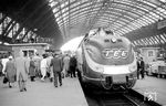 Ein VT 11 ist als TEE "Saphir" (Frankfurt/M - Oostende) in Köln Hbf eingefahren. Um 10.22 Uhr wird der Zug weiter nach Aachen fahren, wo er um 11.04 Uhr ankommen wird. (05.1960) <i>Foto: Ernst Winter</i>