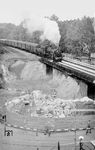 38 2176 vom Bw Hagen-Eckesey passiert mit N 3620 (Hagen - M.Gladbach) die Brückenbaustelle an der Corneliusstraße in Düsseldorf-Bilk. (05.1960) <i>Foto: Ernst Winter</i>