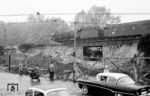 Eine Paderborner 01 mit dem E 533 (Aachen - Braunschweig) an der Brückenbaustelle der Corneliusstraße in Düsseldorf-Bilk. (05.1960) <i>Foto: Ernst Winter</i>
