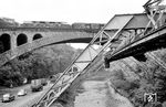 Eine Hammer V 200 führt den D 368 (Münster - München) über die Wupperbrücke in Wuppertal-Sonnborn. Eine Schwebebahn wird in Kürze in die Station Stadion/Zoo einfahren. (05.1960) <i>Foto: Ernst Winter</i>