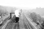 03 1043 fährt mit dem E 711 (Frankfurt/M - Wuppertal-Oberbarmen) durch den Bahnhof Wuppertal Zoologischer Garten. Die Hagen-Eckeseyer Lok hatte den Zug in Köln Hbf übernommen. (05.1960) <i>Foto: Ernst Winter</i>