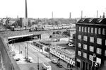 Eine P 8 verlässt den Düsseldorfer Hauptbahnhof in Richtung Wuppertal und fährt gerade über die Kölner Brücke in der nördlichen Bahnhofsausfahrt. Dahinter wird der Zug nach Osten abbiegen und die Ferngleise nach Duisburg überqueren. (06.1960) <i>Foto: Ernst Winter</i>