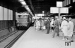 E 10 143 vom Bw Köln-Deutzerfeld fährt mit dem D 363 (München - Frankfurt/M - Köln - Dortmund) in Düsseldorf Hbf ein. (06.1960) <i>Foto: Ernst Winter</i>