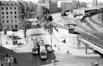 Straßenbahnbegegnung am heutigen Mintropplatz neben der heute verschwundenen Güterabfertigung in der Südausfahrt des Düsseldorfer Hauptbahnhofs. (07.1950) <i>Foto: Ernst Winter</i>