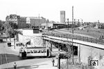 Eine Straßenbahn der Linie 6 fährt an der Ellerstraße (Mintropplatz) unter der Südausfahrt des Düsseldorfer Hauptbahnhofs hindurch. (07.1950) <i>Foto: Ernst Winter</i>