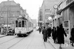 Ein Straßenbahnzug auf der Linie 3 nach Gerresheim in der Düsseldorfer Altstadt. (04.1951) <i>Foto: Ernst Winter</i>