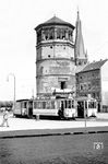 Straßenbahnen der Linie 3 (Gerresheim – Grafenberg – Corneliusplatz – Burgplatz) und Linie 18 nach Benrath am alten Schloßturm mit der Basilika St. Lambertus in der Düsseldorfer Altstadt. Die ersten drei Geschosse des 33 m hohen Turms stammen noch aus dem 13. Jahrhundert und sind damit das älteste erhaltene Bauwerk in Düsseldorf. Es ist der letzte Überrest des einstigen Düsseldorfer Schlosses. Heute beherbergt der Turm das Schifffahrts-Museum. Straßenbahnen fahren hier schon lange nicht mehr. (08.1951) <i>Foto: Ernst Winter</i>