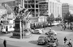 Straßenbahnen am Kaiser-Wilhelm-Denkmal in Düsseldorf. Es befand sich ursprünglich an der Alleestraße (heute Heinrich-Heine-Allee) im Bereich der Kreuzung mit der Bolkerstraße bzw. Elberfelder Straße. Seit 1988 steht das Reiterstandbild im Stadtteil Stadtmitte auf der Mittelachse des Martin-Luther-Platzes zwischen der Johanneskirche und dem nordrhein-westfälischen Justizministerium. (06.1952) <i>Foto: Ernst Winter</i>