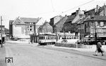 Ein Straßenbahnzug der Linie D, die die Überlandstrecke zur nördlichen Nachbarstadt Duisburg bediente, biegt von der Flingern- in die Kasernenstraße in der Düsseldorfer Altstadt ein. (04.1952) <i>Foto: Ernst Winter</i>