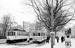 Zwei Straßenbahnzüge der Fernlinien D nach Duisburg und K nach Krefeld an der Düsseldorfer Endhaltestelle am Graf-Adolf-Platz. (01.1953) <i>Foto: Ernst Winter</i>