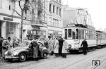 Schon immer kamen sich der motorisierte Individualverkehr und die schienengebunde Straßenbahn in die Quere. Hier ging das unsanfte Zusammentreffen in Düsseldorf-Unterbilk mit etwas Blechschaden noch harmlos aus. (02.1955) <i>Foto: Ernst Winter</i>
