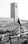 Straßenbahnversammlung am Düsseldorfer Hauptbahnhof. Vorne fährt die Line 15 nach Eller, dahinter die Linie 9 nach Grafenberg. (02.1955) <i>Foto: Ernst Winter</i>