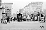 Eine Straßenbahn der Linie 23 zur Schönaustraße in der Düsseldorfer Schadowstraße. Interessant ist das 2-PS-Pferdefuhrwerk inmitten des hochmotorisierten Individualverkehrs. (04.1955) <i>Foto: Ernst Winter</i>
