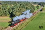 52 8139 (ex 52 3209, 1965 umgebaut in 52 8139, zuletzt beim Bw Berlin-Schöneweide stationiert) mit einem Fotogüterzug bei Loenen. (05.09.2026) <i>Foto: Joachim Schmidt</i>