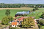 65 018 mit einem Sonderzug aus Beekbergen an einem Bauernhof am Broeksweg zwischen Loenen und Eerbeek. (05.09.2026) <i>Foto: Joachim Schmidt</i>