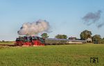 64 415 und 23 071 fahren am frühen Morgen mit einem Sonderzug aus Beekbergen. (06.09.2026) <i>Foto: Joachim Schmidt</i>