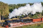 44 1593 dampft mit einem Fotogüterzug nach Beekbergen aus Apeldoorn. Die ehemalige Reichsbahn-44er, zuletzt als 44 0593-2 beim Bw Wittenberge im Einsatz, wurde im November 1992 von einem niederländischen Eisenbahnfreund übernommen. Die Lok blieb in Staßfurt abgestellt bis sie im Jahr 1997 an den Verein VSM in Beekbergen abgegeben wurde.  (06.09.2026) <i>Foto: Joachim Schmidt</i>