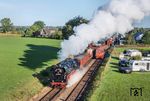 44 1593 verlässt mit einem Fotogüterzug den Bahnhof Beekbergen. Anlässlich des 100-jährigen Geburtstages der Baureihe 44 hatte man die Lok festlich geschmückt, obwohl 44 1593 mit Baujahr 1943 deutlich jünger war. (06.09.2026) <i>Foto: Joachim Schmidt</i>